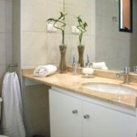 marmurowy blat w nowoczesnej łazience