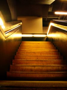 oświetlone schody