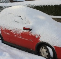 zaśnieżony samochód