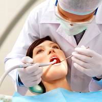 Turysta medyczny podczas wizyty u stomatologa
